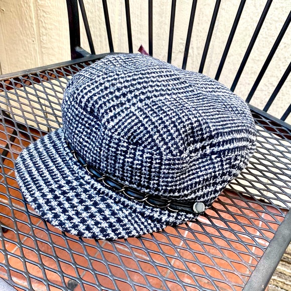 Black and white newsboy hat. Cute newsboy caps are back in fashion! - Picture 2 of 3